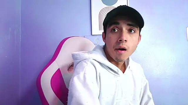 Hottie Guy online show from November 17, 2025, 5:52 pm