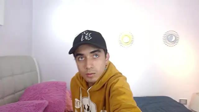 Hottie Guy online show from November 25, 2025, 5:46 pm