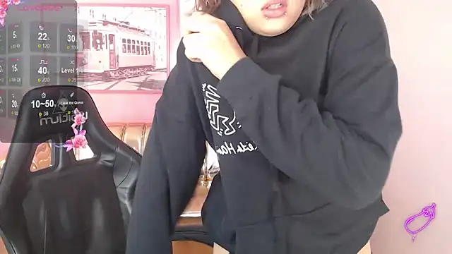 mia foster t online show from November 5, 2025, 1:11 pm