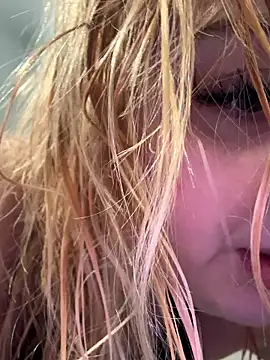 KellyMoors online show from April 12, 2026, 8:19 am