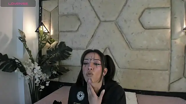 Julieta Slav3 online show from April 21, 2026, 8:55 pm