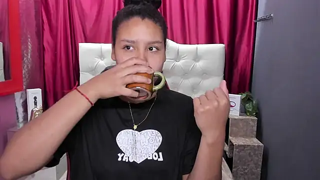 AriaVega online show from June 4, 2026, 12:33 pm