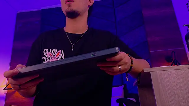 LiamThunder05  online show from November 12, 2025, 3:07 am