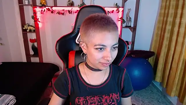 lunarichy22 online show from November 5, 2025, 8:20 pm