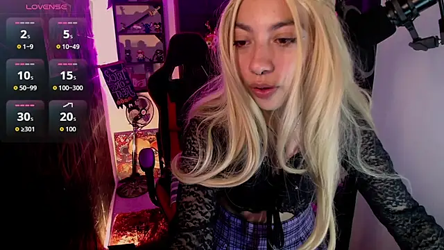 lunarichy22 online show from November 18, 2025, 9:41 pm