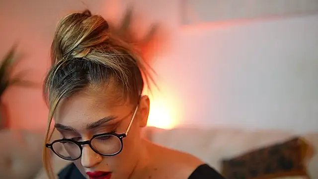 AileenKiss online show from December 2, 2025, 8:04 pm