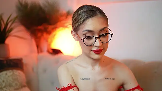 AileenKiss online show from May 12, 2026, 7:55 pm