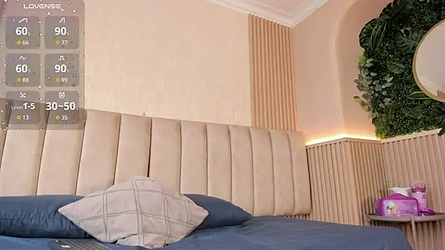 naomi hill1 online show from April 17, 2026, 2:20 pm