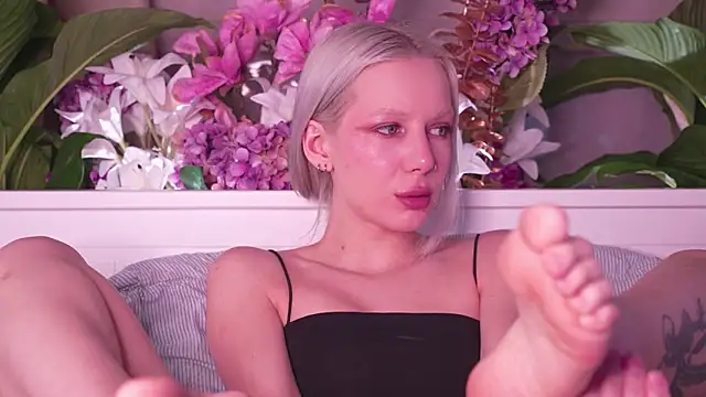 RanyThomson online show from November 23, 2025, 5:46 pm