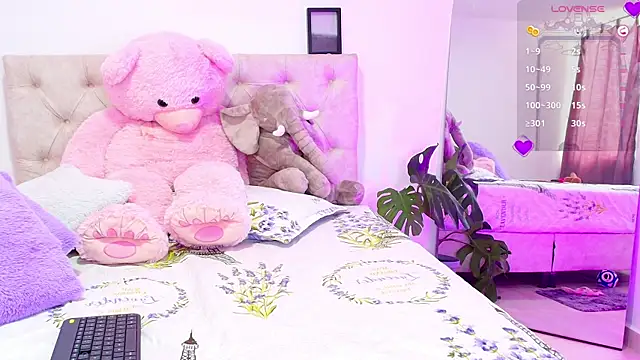 SoofiKiss online show from October 9, 2025, 8:51 pm