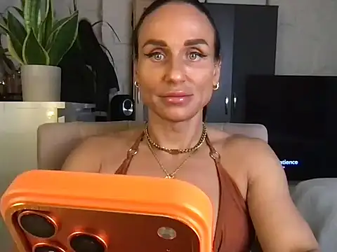 Snapshot of GluteQueenE chatting on November 27, 2025, 3:14 pm GluteQueenE online show from November 27, 2025, 3:14 pm