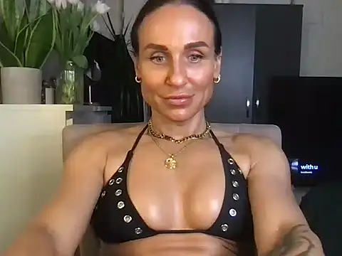 Snapshot of GluteQueenE chatting on January 10, 2026, 5:15 pm GluteQueenE online show from January 10, 2026, 5:15 pm