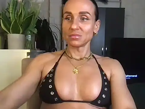 Snapshot of GluteQueenE chatting on January 14, 2026, 8:03 pm GluteQueenE online show from January 14, 2026, 8:03 pm