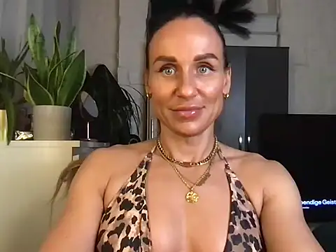 Snapshot of GluteQueenE chatting on February 5, 2026, 4:11 pm GluteQueenE online show from February 5, 2026, 4:11 pm