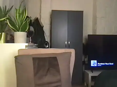 Snapshot of GluteQueenE chatting on March 13, 2026, 10:05 pm GluteQueenE online show from March 13, 2026, 10:05 pm