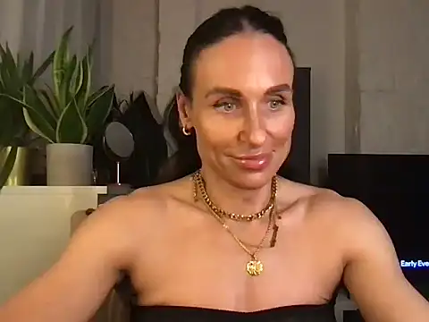 Snapshot of GluteQueenE chatting on March 17, 2026, 11:41 pm GluteQueenE online show from March 17, 2026, 11:41 pm