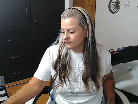 perlagoloza05 online show from October 6, 2025, 3:26 am