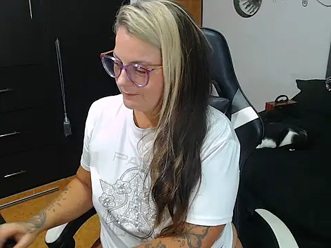 perlagoloza05 online show from October 23, 2025, 3:39 am