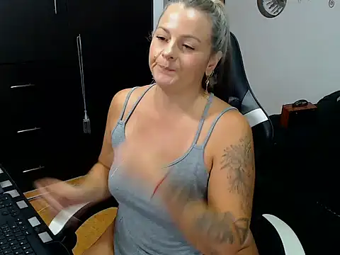 perlagoloza05 online show from October 24, 2025, 3:36 am