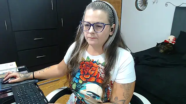 perlagoloza05 online show from October 28, 2025, 3:43 am