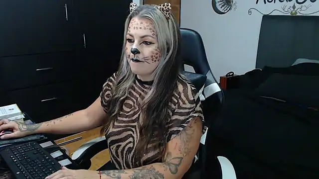 perlagoloza05 online show from November 1, 2025, 1:07 am