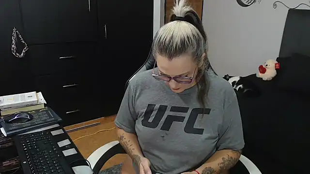 perlagoloza05 online show from November 10, 2025, 2:32 am