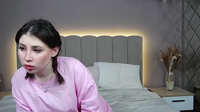 DianaMello online show from October 19, 2025, 4:02 am