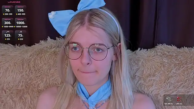 MonicaShiny online show from November 3, 2025, 7:04 pm