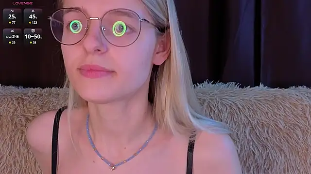 MonicaShiny online show from December 1, 2025, 9:42 pm