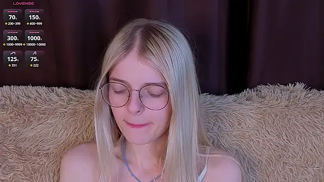 MonicaShiny online show from December 5, 2025, 9:00 pm