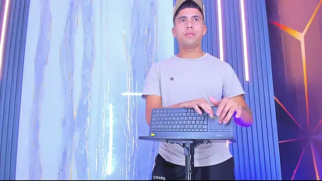 Play boys Hot2 online show from November 29, 2025, 3:53 am