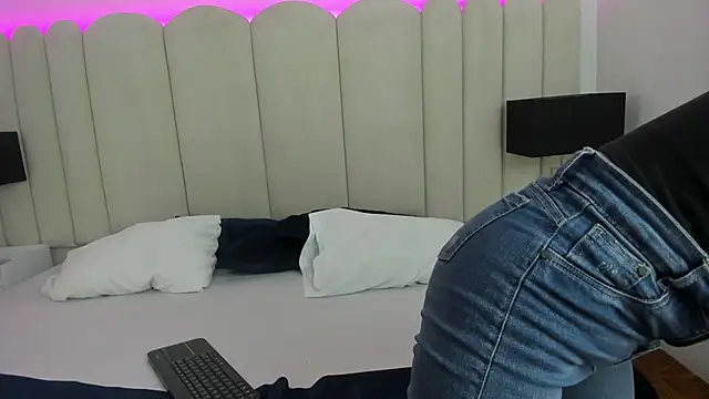 Alanha   online show from October 24, 2025, 4:42 am