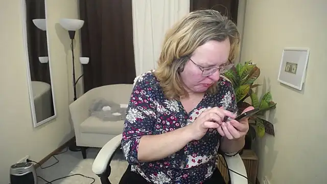 Snapshot of VestaWoody chatting on November 15, 2025, 1:18 pm VestaWoody online show from November 15, 2025, 1:18 pm