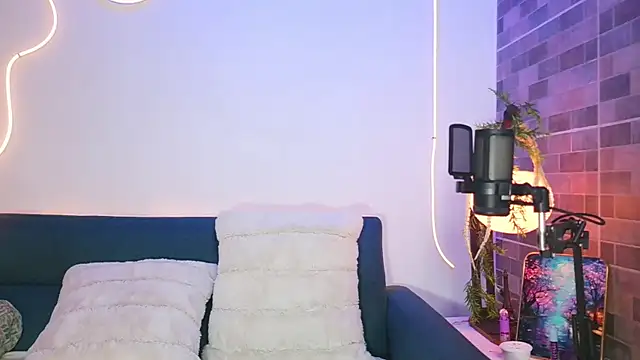 luna valen online show from April 23, 2026, 3:41 am