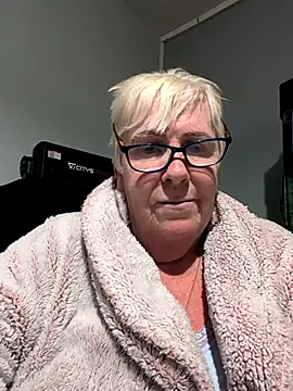 Playful MILF Demi online show from October 23, 2025, 7:34 pm