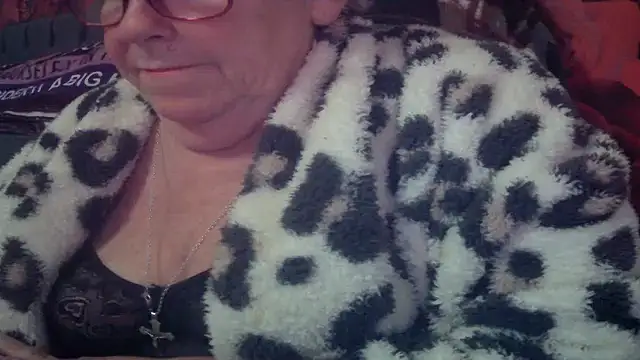 Playful MILF Demi online show from April 21, 2026, 9:39 pm