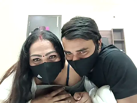 horny milf couple online show from November 21, 2025, 6:06 pm