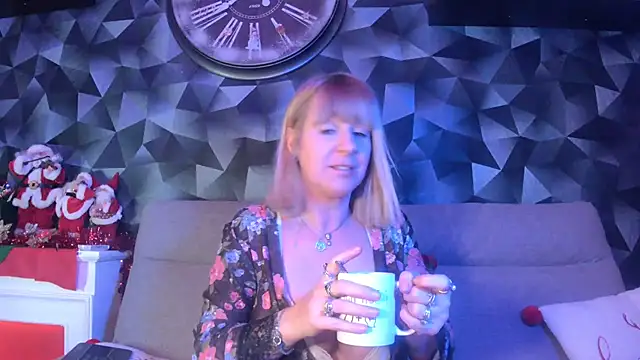 Delichieuse5 online show from December 6, 2024, 8:40 pm