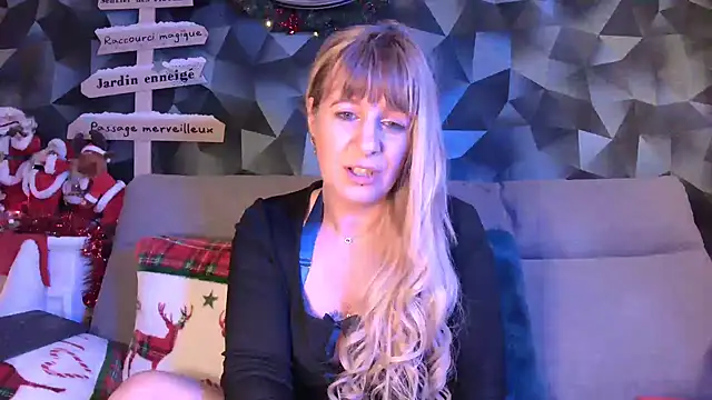 Delichieuse5 online show from January 3, 2025, 8:54 pm