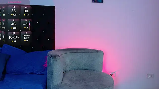 angel kyrozz online show from April 18, 2026, 7:07 pm