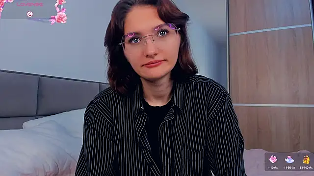 LorrieDegonia online show from October 14, 2025, 4:13 am