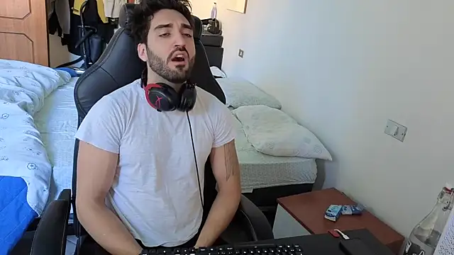 Al3xox02 online show from April 5, 2026, 12:13 pm