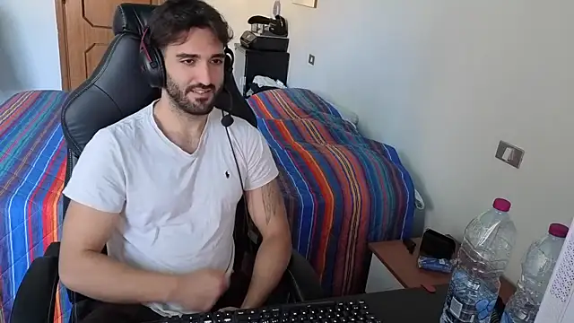 Al3xox02 online show from April 17, 2026, 11:35 am