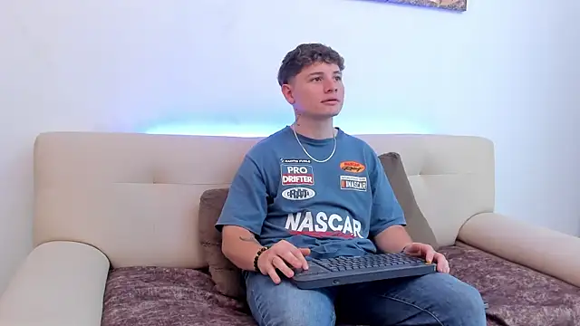 Leoo Miller online show from October 6, 2025, 8:39 pm