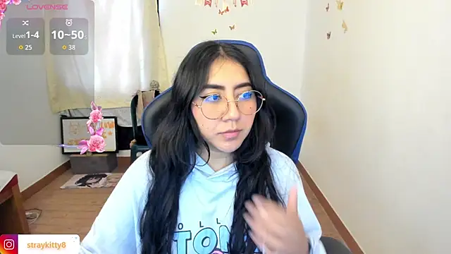 LoveLyy- online show from April 17, 2026, 8:34 pm