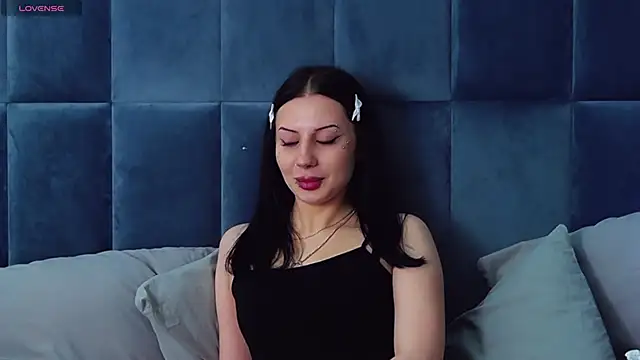 MaeAnna online show from November 19, 2025, 4:23 am