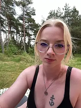 LinaLeana online show from June 3, 2026, 12:52 pm