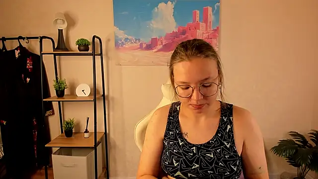 Nuura Moore online show from October 13, 2025, 12:32 am