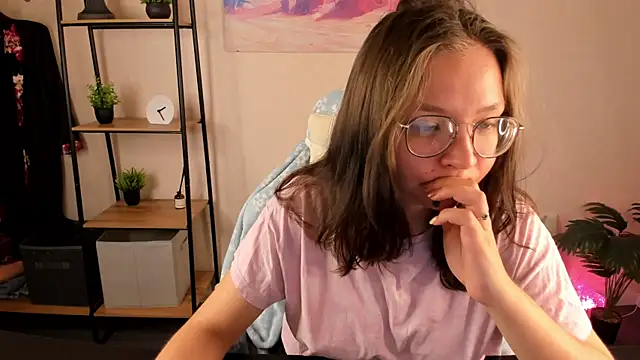 Nuura Moore online show from October 21, 2025, 12:55 am