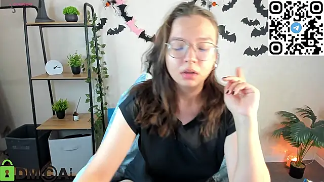 Nuura Moore online show from November 8, 2025, 1:06 am